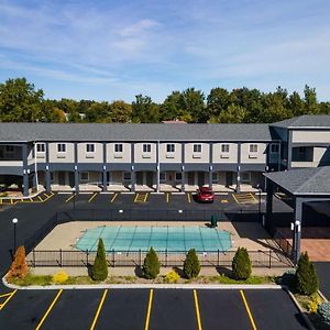 Days Inn & Suites By Wyndham Niagara Falls/Buffalo